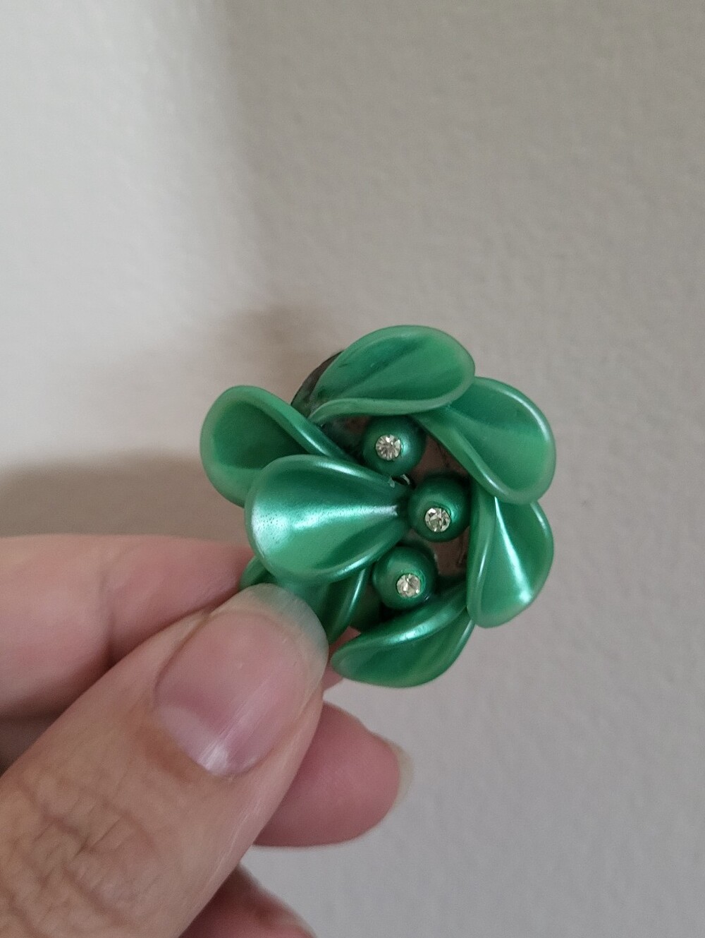 Vintage Green Floral Clip-On Earrings Mid Century Costume Jewelry - Picture 5 of 9